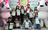 Niños entregan sus dibujos para participar en “Dibuja y gana” || Fotografía: Jaime Rivera
