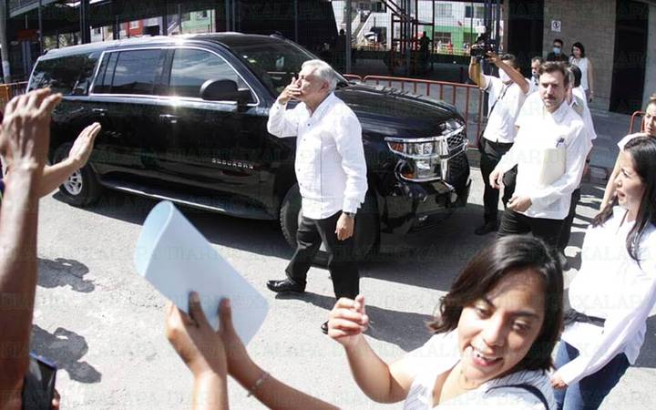 AMLO manda besos a sus seguidores / Foto: René Corrales | Diario de Xalapa