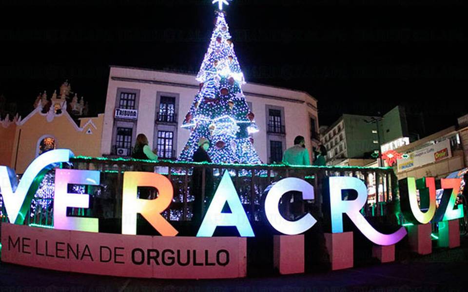 Encienden árbol navideño en Plaza Lerdo en las afueras de la Catedral  Metropolitana de Xalapa también se observaron globos de colores, botargas  de personajes navideños y la algarabía de los xalapeños -