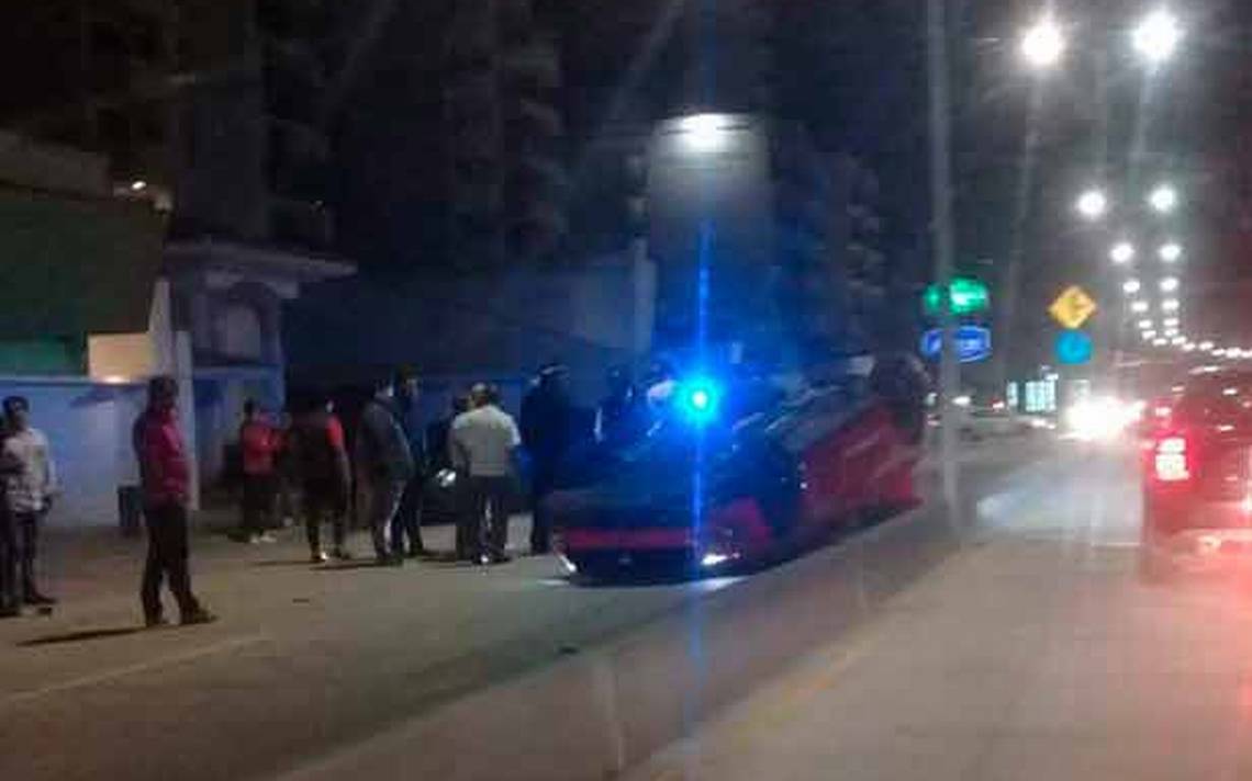 Vuelca Mustang en el bulevar Manuel Ávila Camacho - Diario de Xalapa