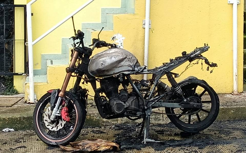  Motocicleta se incendia en la colonia Desarrollo Urbano de Xalapa