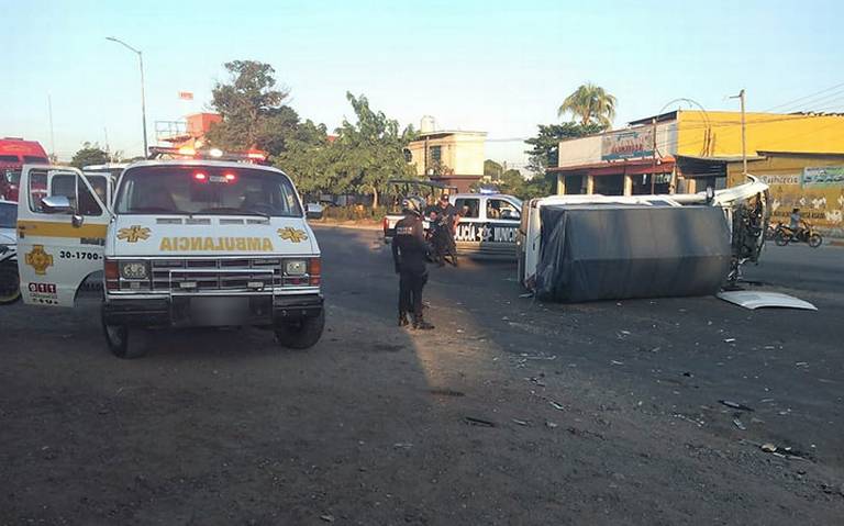  Camioneta volcó al ser impactada por otra, en Martínez de la Torre lesiones crisis nerviosa Veracruz accidentes